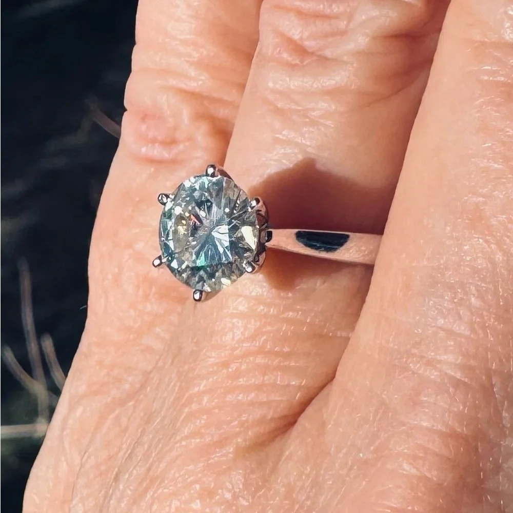 Stunning 14K White Gold Solitaire Ring